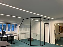 Glasvæg inde i et rum
